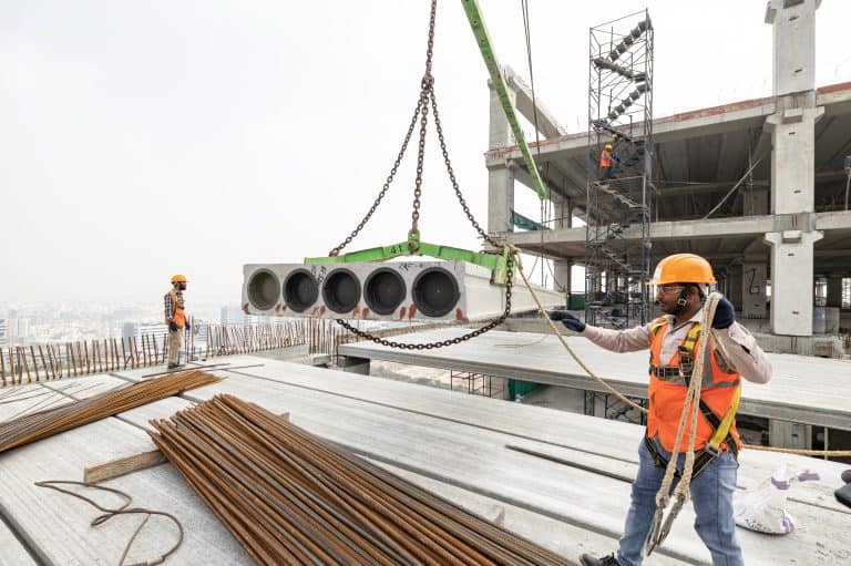 在印度海得拉巴的Aurobindo建筑工地安装预制空心芯板